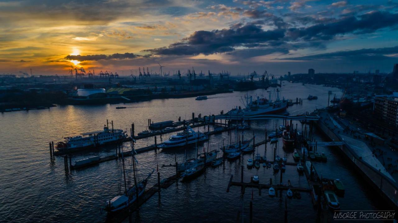 Segelschiff J.R. Tolkien Hotel Hamburgo Exterior foto