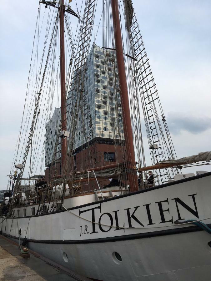 Segelschiff J.R. Tolkien Hotel Hamburgo Exterior foto